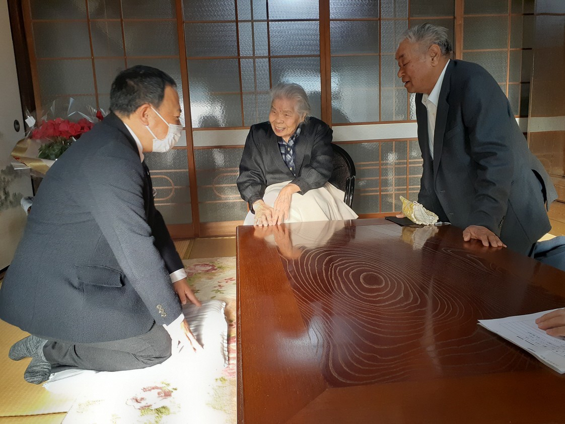 100歳訪問迎え