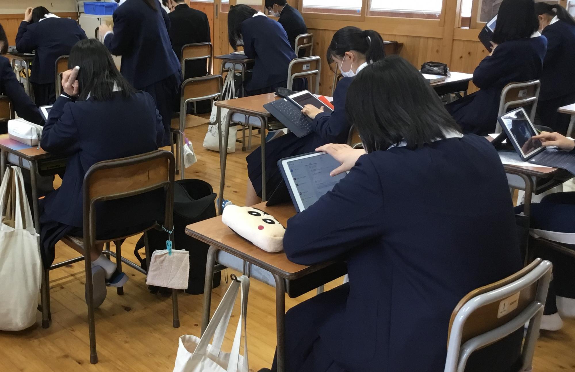 高校生のタブレットでの回答の様子