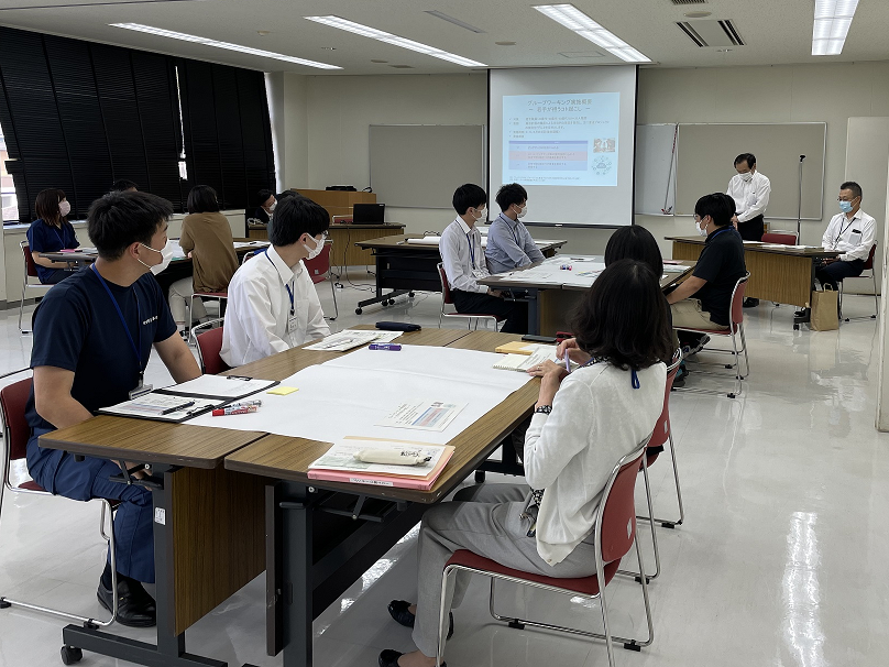 理事の話を熱心に聞く若手職員