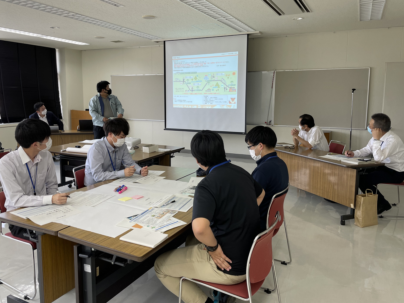 交通×MaaSについて発表する職員