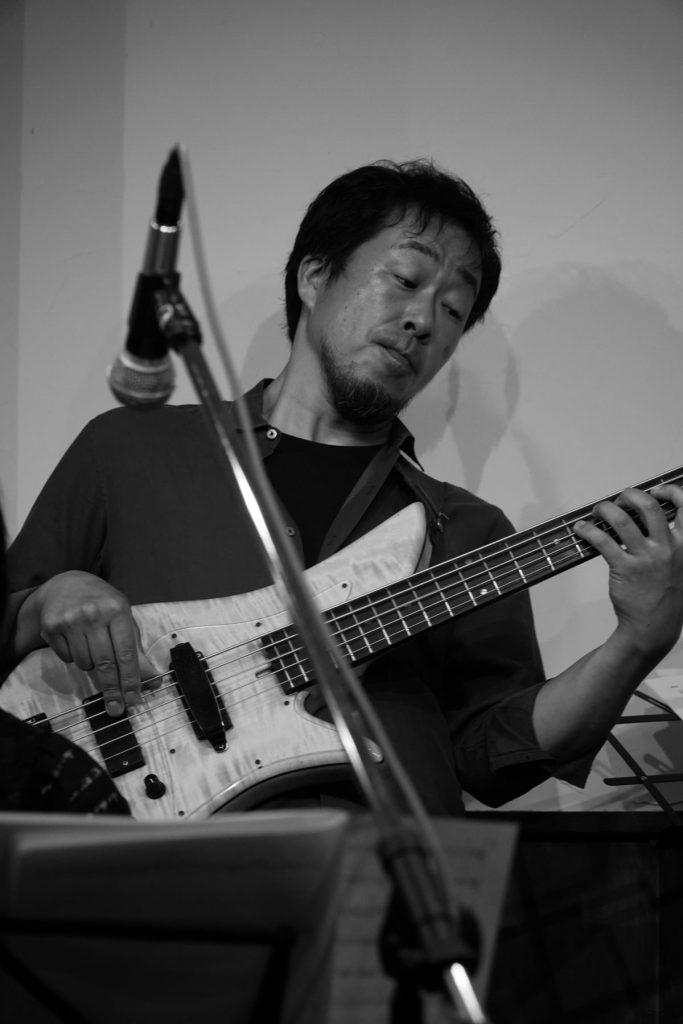 ベースを奏でる市村浩さんの写真