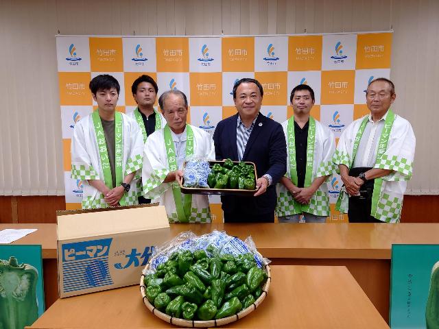 学校給食用ピーマン贈呈式