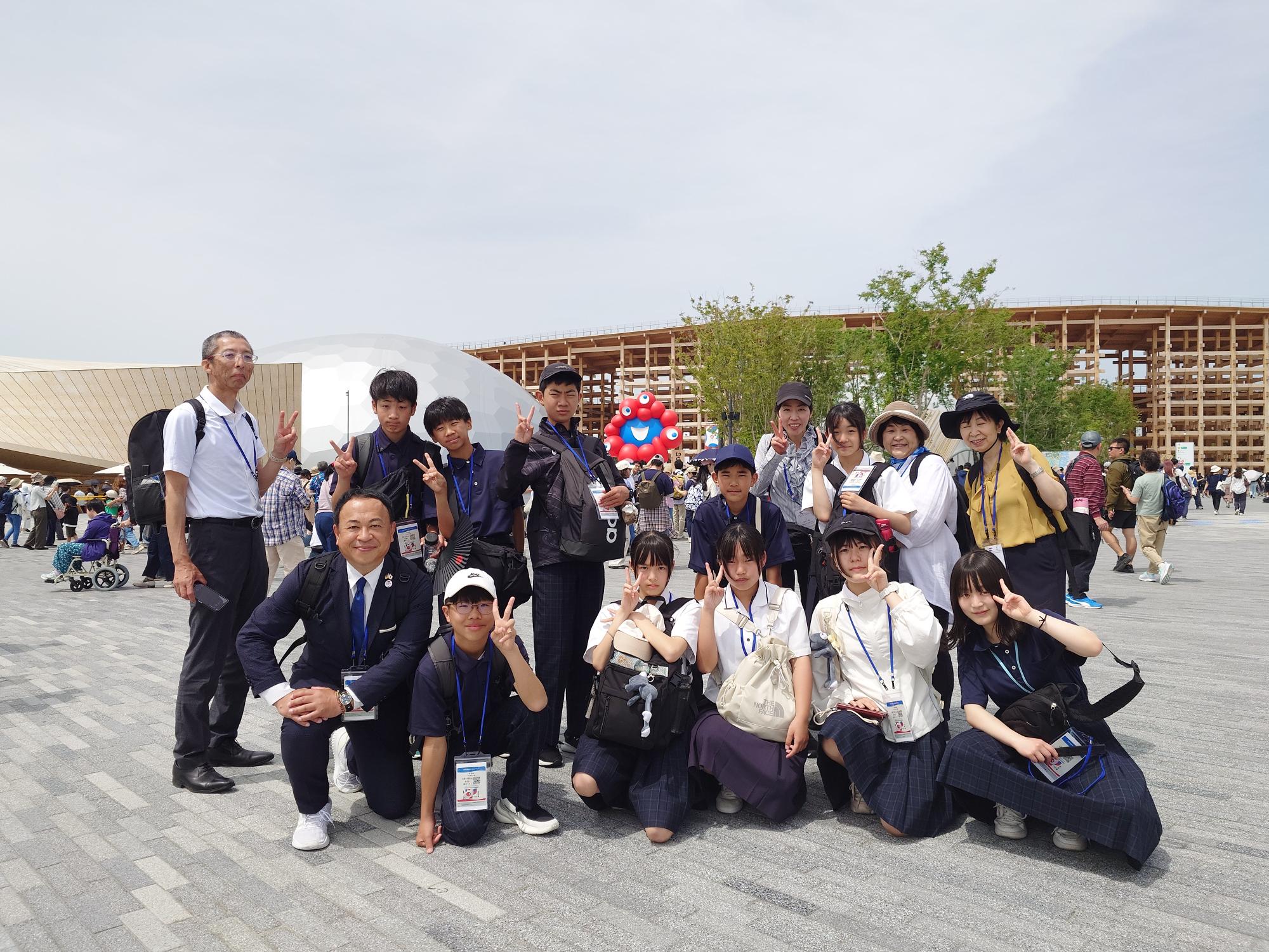 万博会場での集合写真