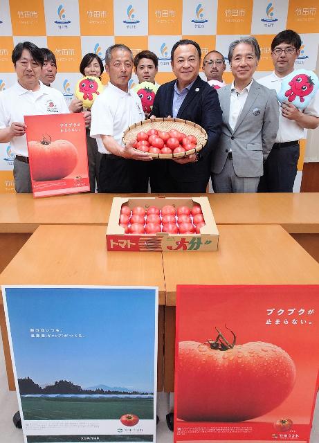 学校給食用トマト贈呈式
