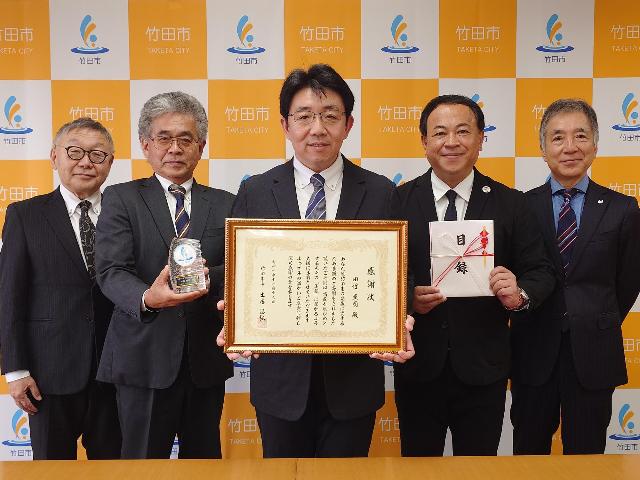 寄附金贈呈式及び感謝状贈呈式(田近亜蘭氏)