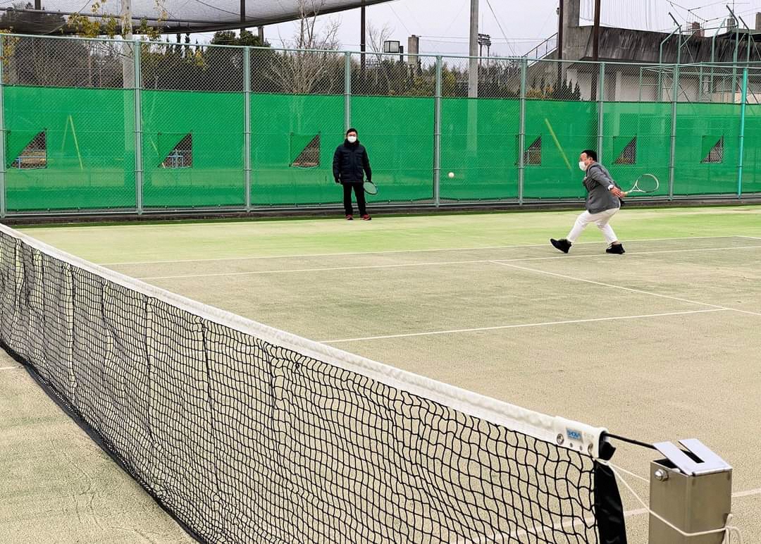 市長がテニスをする様子