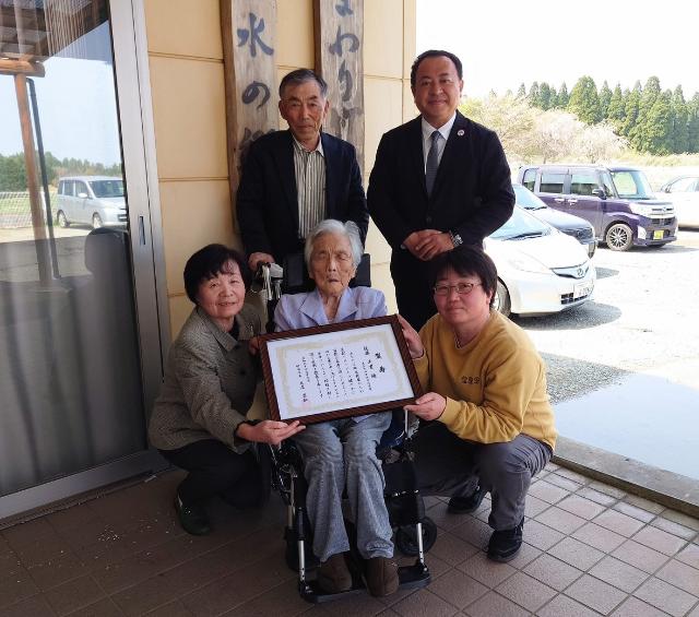 100歳お祝い(佐藤千里さん)