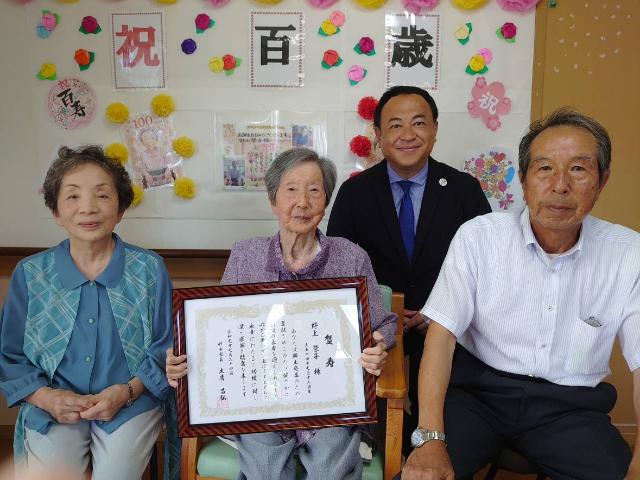 100歳お祝い（野上榮子さん）