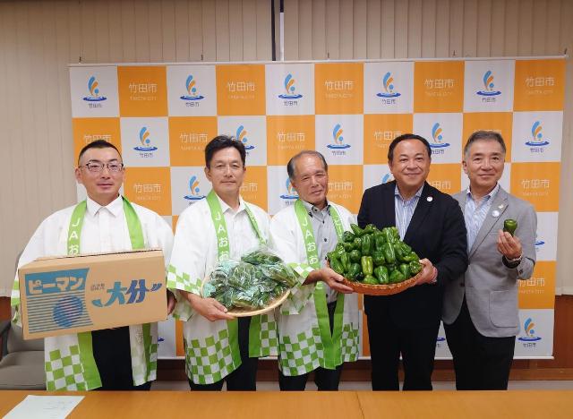 学校給食用ピーマン贈呈式