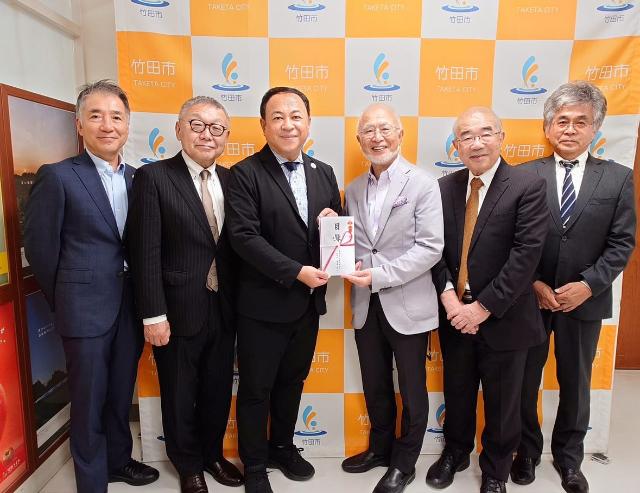 里見奨学会図書費贈呈式