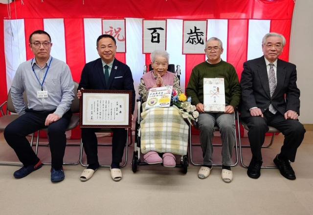 100歳お祝い(戸次英子さん)