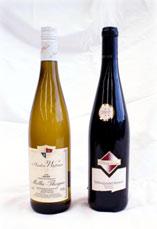 バートクロツィンゲン市の赤ワインと白ワインの写真