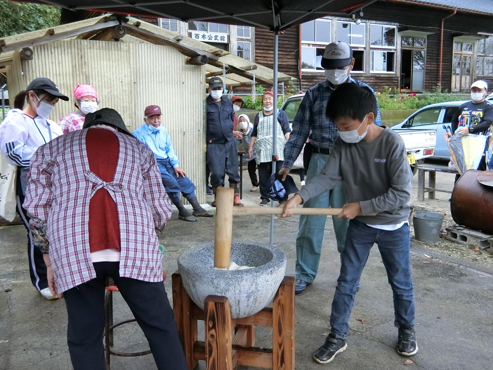 【祖峰小】地域の方との餅つきの様子