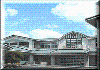 青空と白い雲、2階建て竹田小学校の外観写真