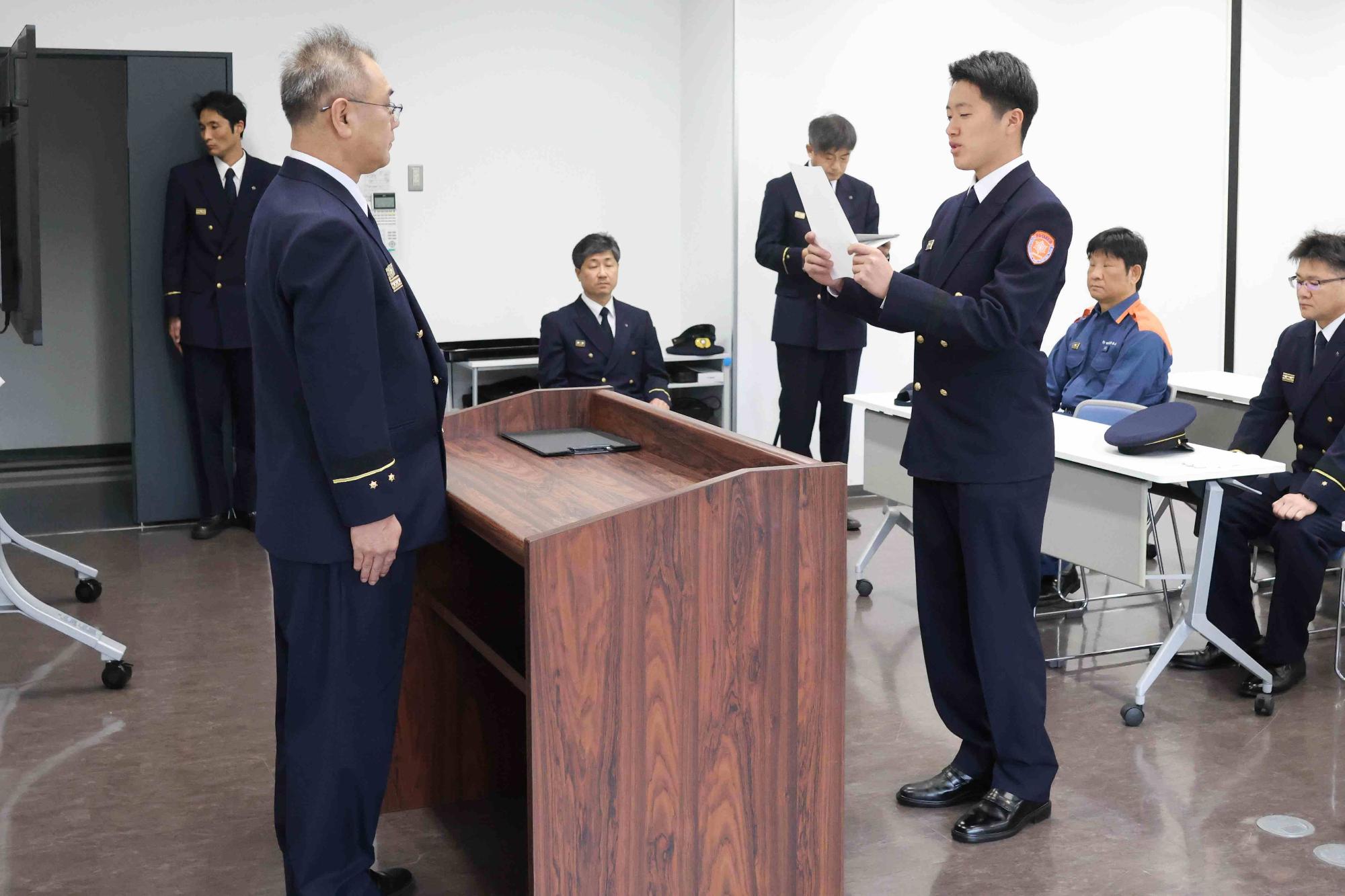 令和8年度新入職員辞令交付3