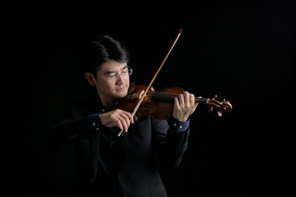 ヴァイオリンを弾く朝来桂一さんの写真