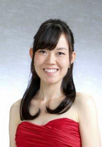 赤いドレスを着た田島安有美さんの写真